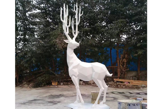 รูปปั้นสัตว์ รูปปั้นกวางในลานนอก สีขาว