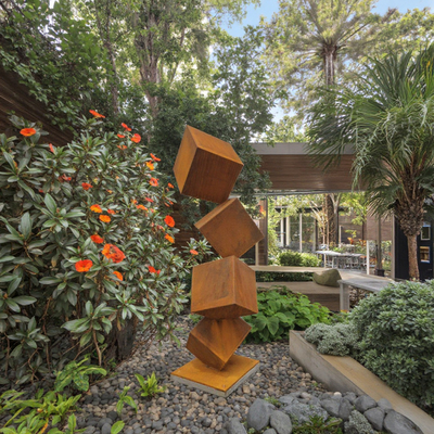 รูปปั้นสวนกลางแจ้งแบบคิวบ์ ทาวเวอร์โมเดิร์น รัสดีอับสราคต์ Corten Steel เทคนิคปั่นโลหะ