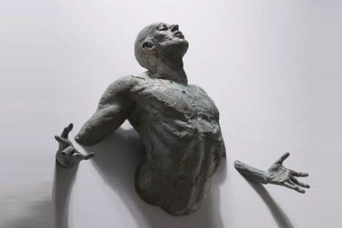 ราคาดี รูปการออกแบบการหล่อเสร็จสิ้นรูปปั้นบรอนซ์ Wall Man Sculpture แสดงในโรงแรม ออนไลน์