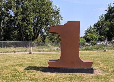 การตกแต่งร่วมสมัยประติมากรรมโลหะศิลปะกลางแจ้ง Corten Steel Number Sculpture